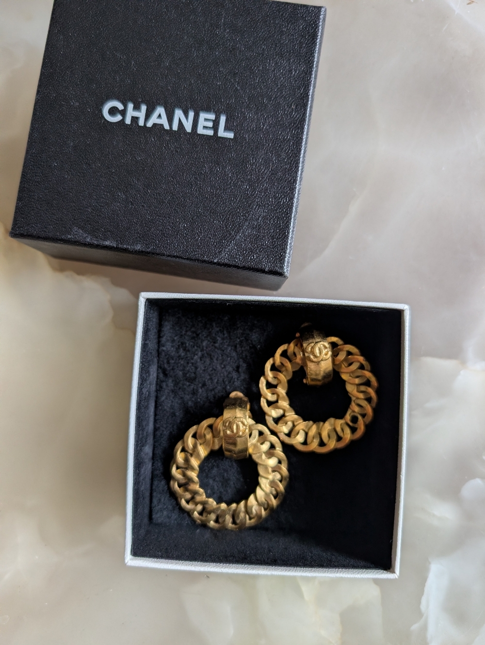 Vintage CHANEL CC Logos Metal Hoop Circle Clip-On Earrings Gold Tone 96P w/Box